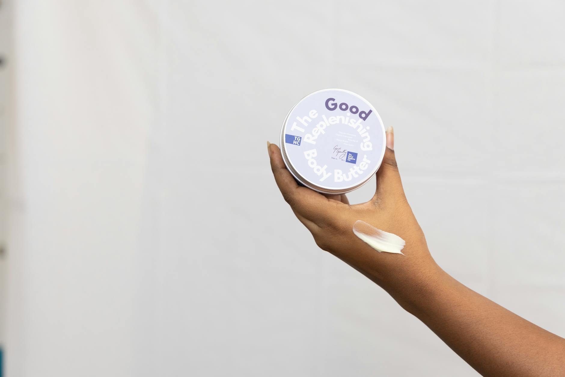 Nawilżająca pielęgnacja minimalna jakie trzy składniki wystarczą skórze wrażliwej Minimalistyczna rutyna pielęgnacyjna z bezzapachowym kremem nawilżającym