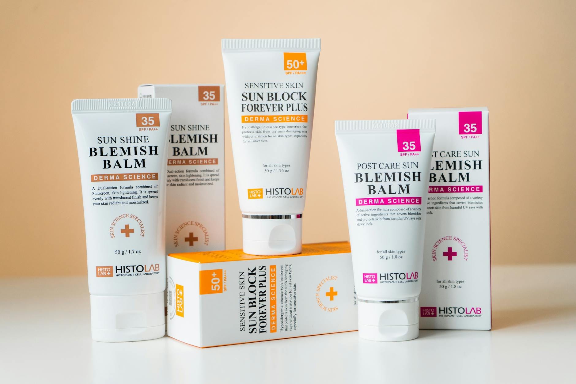 Kosmetyki do cery wrażliwej z filtrami SPF ustawione obok siebie